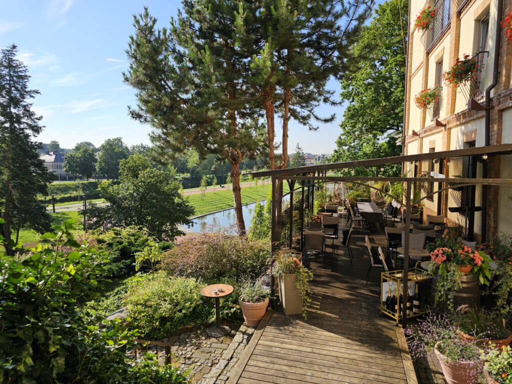 Nevēžas vecupes krastā atrodas B. Rubinšteina dzirnavu ēka, kur šobrīd atrodas viesnīca “Romantic” ar nelielu spa zonu un labsajūtas procedūrām. Telpas saglabājušas vēsturiskos akcentus un savu šarmu. Skats no B. Rubinšteina dzirnavu ēkas – viesnīcas “Romantic” – uz skaisto Senvages parku.