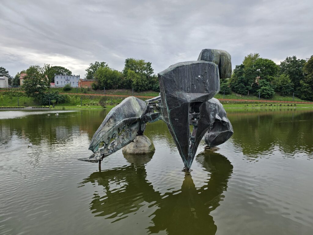 Pilsētas simbols – skulptūra “Vēzis”, kas atrodas Senvages parkā.