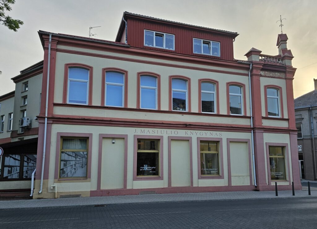 Joza Masuļa grāmatnīca Panevēžas centrā ir vecākā lietuviešu grāmatnīca valstī. Pēc preses aizlieguma atcelšanas 1905. gadā grāmatu kontrabandists J. Masulis izmantoja iespēju grāmatnīcu atvērt legāli. Pat pēc vairāk nekā simts gadiem kopš grāmatnīcas dibināšanas pašreizējie īpašnieki ir dibinātāja pēcnācēji.