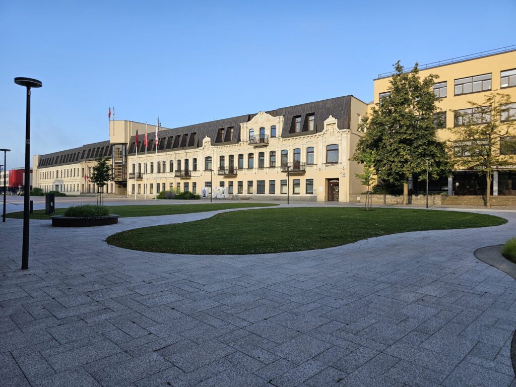 Brīvības laukums. Pilsētas galvenais laukums, kas atrodas Panevēžas centrā, ir kopienas pasākumu, pulcēšanās un atpūtas centrs.