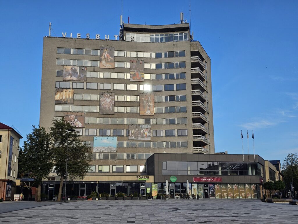 Uz bijušās viesnīcas “Panevėžys” fasādes ir izvietota neparasta ekspozīcija. Projekts “Kultūras paralēles” ir iniciatīva, kuras mērķis ir izmantot vecu ēku fasādes pilsētas centrā kā vietu gleznu un mākslas darbu izstādei. Tas aizsākās pirms vairākiem gadiem ar mērķi padarīt aizraujošāku Panevēžas centru. Projekts tiek realizēts kopā ar Panevēžas sadraudzības pilsētām visā pasaulē, ekspozīcija katru gadu tiek mainīta.