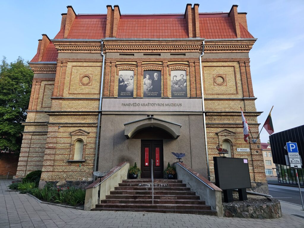 Panevēžas Novadpētniecības muzejs. Viens no vecākajiem reģionālajiem muzejiem Lietuvā, kas dibināts 1925. gadā. Muzejs atrodas pašā pilsētas centrā, turīgās pilsētas muižniecības Moiģu mājā.