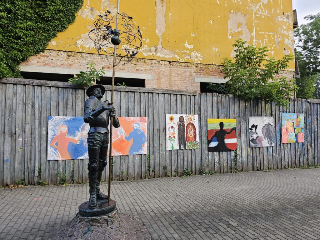 Panevēžas Menas teātra pagalmā atrodas slavenā spāņu literatūras varoņa Dona Kihota bronzas skulptūra.