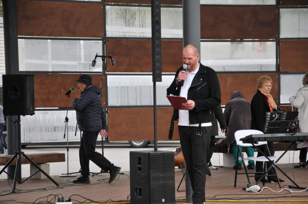 Robežtirgus plašo kultūras programmu visu dienu vadīja Kārķu tautas nama jaunais vadītājs Aivis Megris.