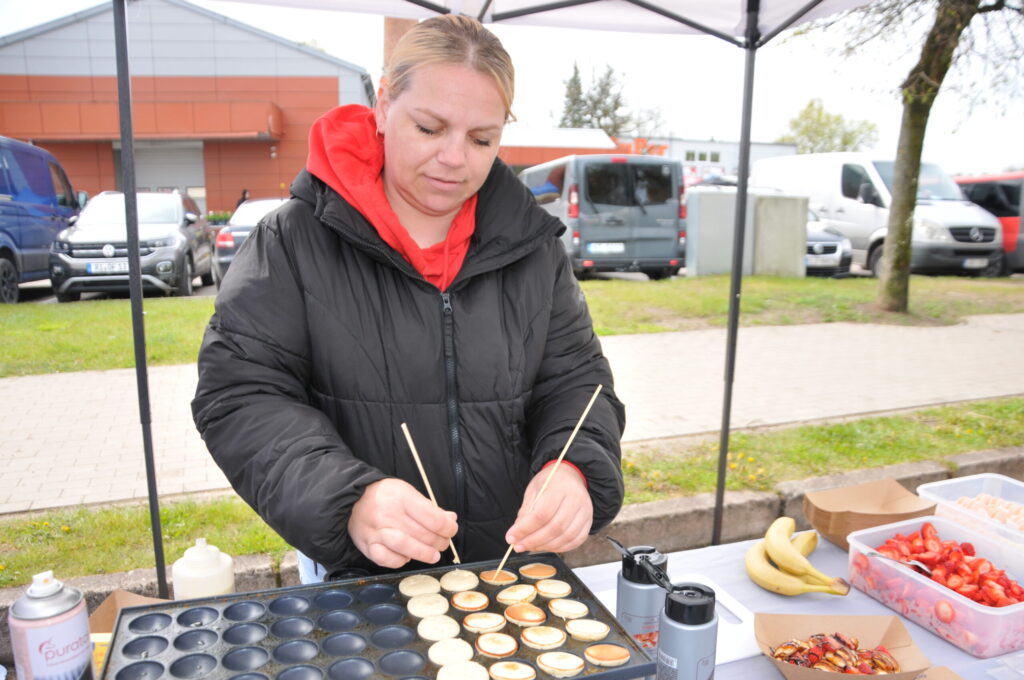 Valcēnietes Daces Rukas uz vietas ceptās mazās pankūciņas iekārdināja ne vienu vien saldummīli.