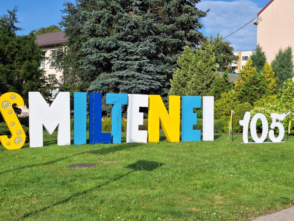 Šogad Smiltenes pilsētas 105. dzimšanas dienas svinības veidotas kā tematisks notikumu kopums visa gada garumā. Svinību vadmotīvs “Seko pērļu zvaigznājam” aicina iedzīvotājus un viesus sekot notikumiem, kas, līdzīgi kā pērles virtenē, viena pēc otras izgaismo Smiltenes sabiedrības radošo un kultūras potenciālu.