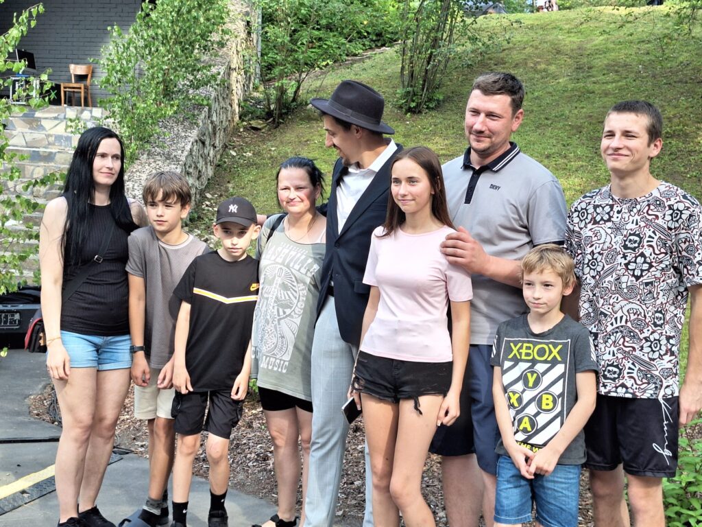 Iluzionists Edžus (ar cepuri), kurš ikdienā uzstājas dažādos pasākumos, publiku Smiltenē neatstāja vienaldzīgu. Pēc smieklu un humora devas priekšnesumos ģimenes ar bērniem devās pie mākslinieka, lai kopā ar viņu nobildētos.