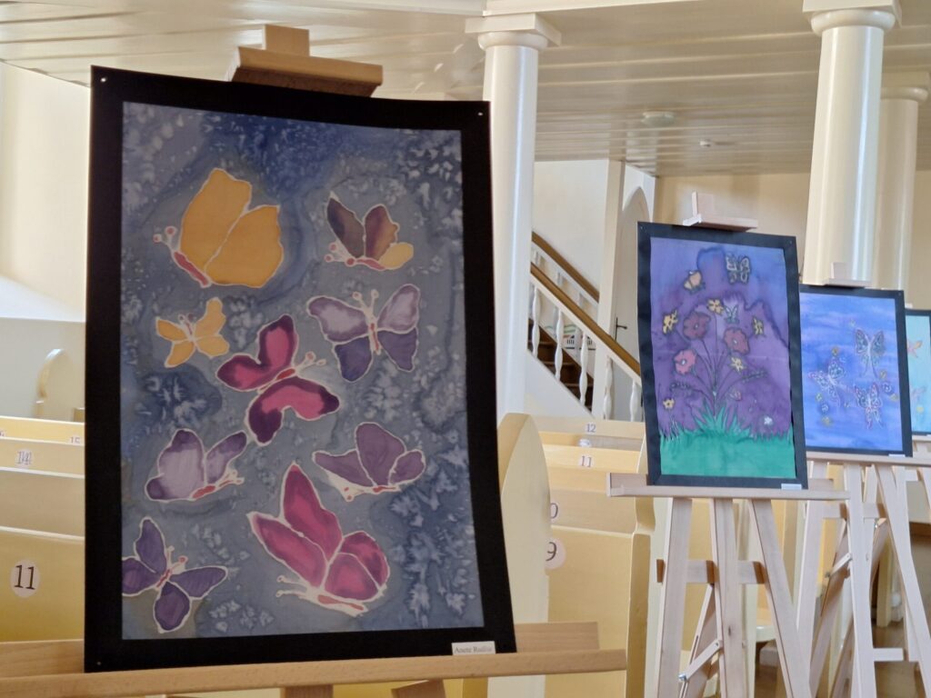 Smiltenes evaņģēliski luteriskajā baznīcā izstādē “Kad vasara sauc” apskatāmi Smiltenes mākslas skolas 3. kursa audzēkņu darbi.