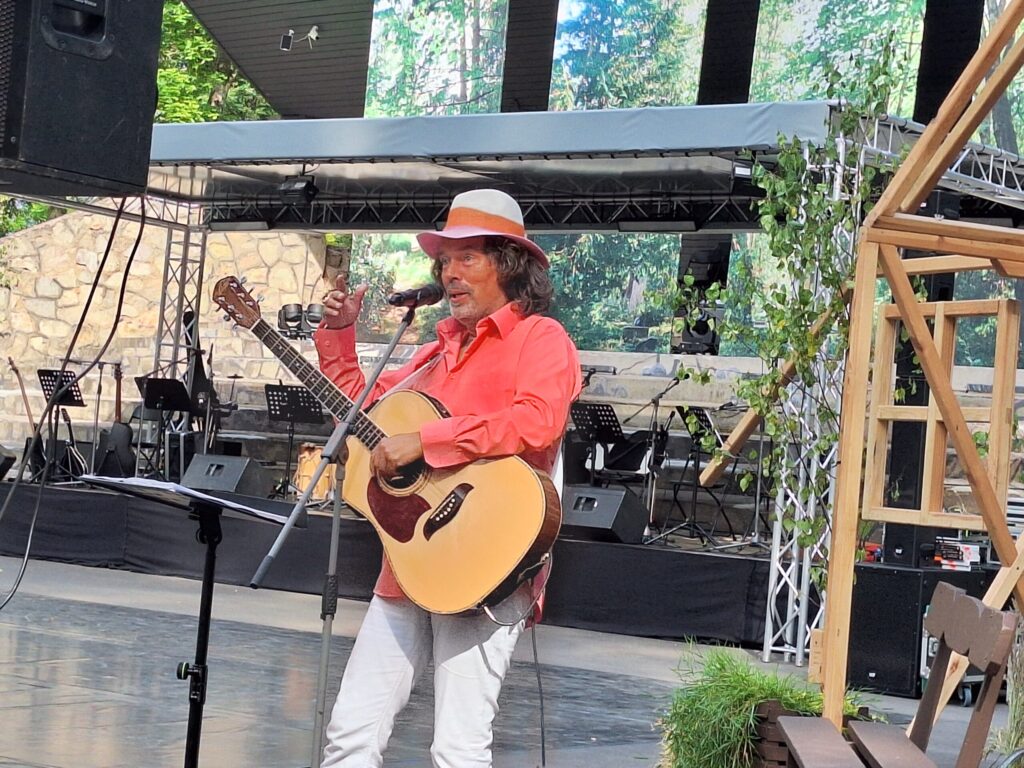 Smiltenē koncertēja somu izcelsmes akordeonists Marko Ojala, kurš spēlē arī ģitāru un labprāt dzied un ar savu sirsnību un stāstiem izklaidē publiku.