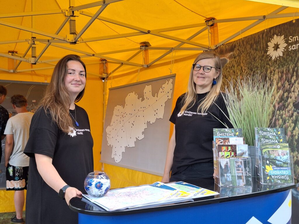 Ar aktualitātēm un tūrisma piedāvājumu Smiltenes novadā iepazīstināja Smiltenes novada Tūrisma informācijas centra tūrisma darba organizatores Rūta Brakovska (no kreisās) un Līga Ozoliņa.