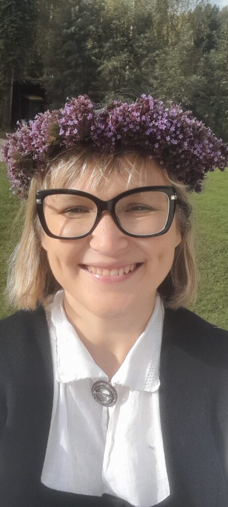 Maijs mammai Ilzei Tarasai ir notikumiem bagāts mēnesis. Ilze novēl visām māmiņām, vecmāmiņām, krustmāmiņām Māmiņdienā ievilkt elpu, mazliet piebremzēt ikdienas steigā un ļauties būt lutinātām un lolotām, saņemt ziedus un apsveikumus no saviem mīļajiem.