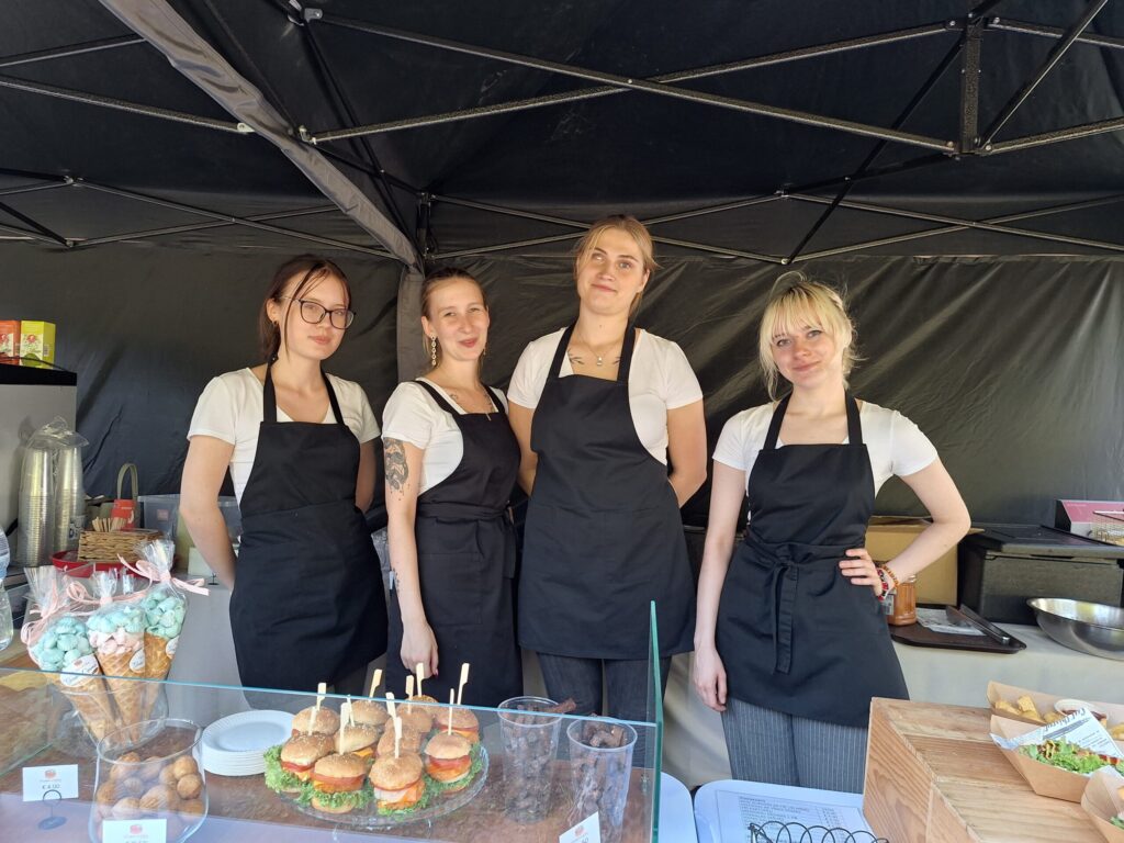 Vietējie uzņēmēji lutināja svētku svinētājus gan ar atspirdzinošiem dzērieniem, gan gardu maltīti. Par ēdināšanu parūpējās kafejnīcas – bistro “Trīs pipari un kūkas” kolektīvs – Samanta (no kreisās), Elīna, Megija, Una.