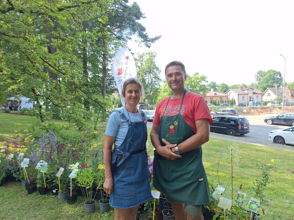 Lāsma un Uldis Riekstiņi no zemnieku saimniecības “Kaliņi” Raunas pagastā interesentiem piedāvāja nolūkot ziemciešu stādus savam dārzam.