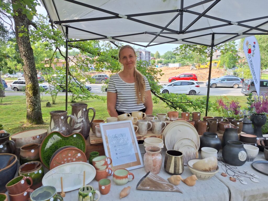 Ramona Zariņa no Drustu pagasta novada ražotāju tirdziņa apmeklētājus iepazīstināja ar saviem darinātajiem interjera priekšmetiem un traukiem “Ugunii ceramics”.
