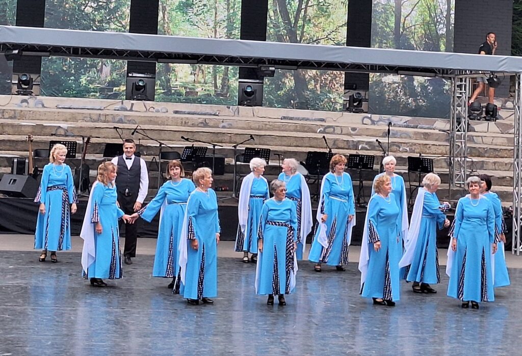Pilsētas svētkiem par godu uzstājās deju kopa “Smiltesele”, tajā apvienojušies aktīvi seniori, kuriem lielu prieku sagādā sanākšana kopā un būšana sabiedrībā.