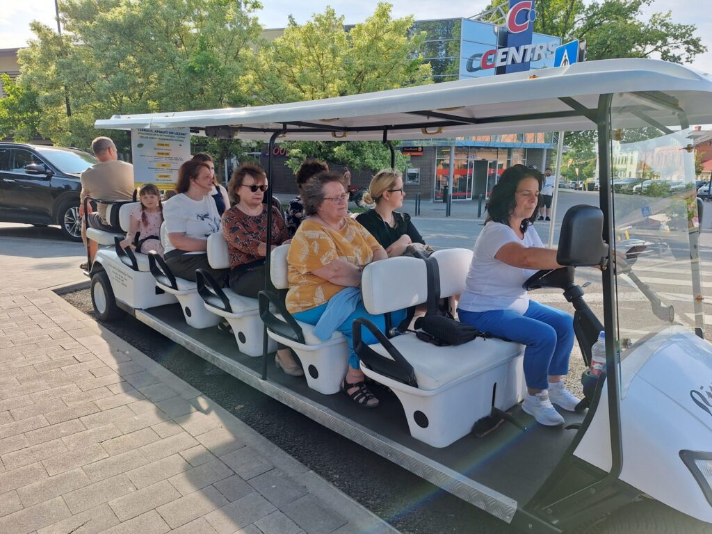 Pilsētas viesi izmantoja piedāvāto iespēju doties izzinošā ekskursijā pa Smilteni ar elektromobili “Līvens”.