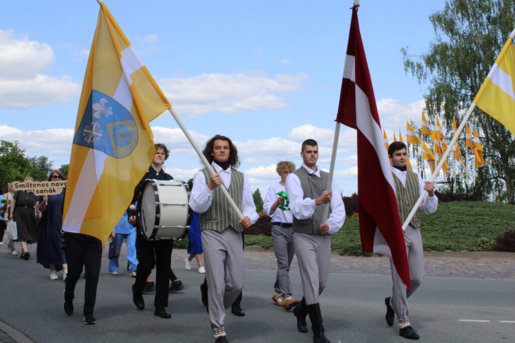 Pēc daudzu gadu pārtraukuma no Smiltenes centra uz Jāņukalnu atkal devās svētku gājiens. Tajā piedalījās Smiltenes un Valkas novadu skolēnu kolektīvi, kuri ir ceļā uz XIII Latvijas Skolu jaunatnes dziesmu un deju svētkiem.