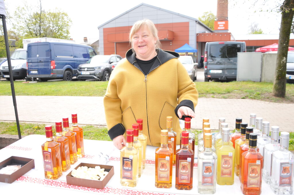 Viesu nama “Ausmas” īpašniece Ilze Leicāne kopā ar vīru Aldi nebeidz pārsteigt – viņu brūzī tapis jauns dzēriens – limončello.