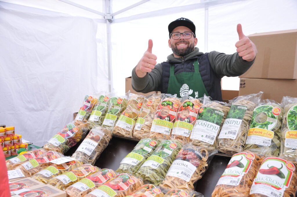 SIA “Siera ražotne” atraktīvā īpašnieka Ilmāra Ceriņa no Smiltenes novada Raunas tirgošanās spējas ir apbrīnojamas – jau pēc pusdienlaika daudzas Mājas makaronu šķirnes bija izpirktas.