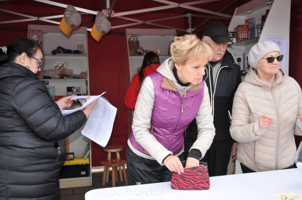 Viena no robežtirgus tradīcijām – Valkas Rotari kluba loterija – katru gadu iemanto apmeklētāju atsaucību.