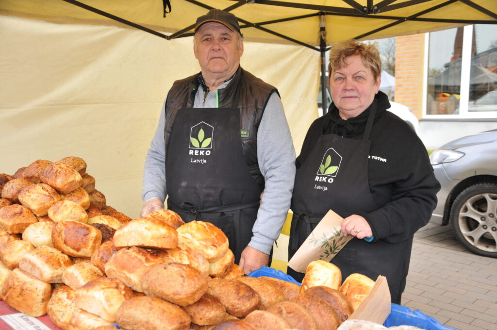 Saimniece Sandra Vilne no Rūjienas cep garšīgu maizi, kā arī gatavo interesantas garšas salātus un ievārījumu.