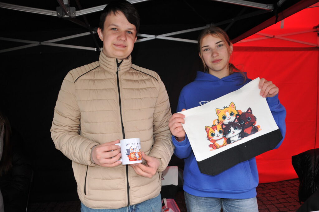 Jauniešu tirgū, kas notika Valgas centrālajā laukumā, piedalījās arī Valkas J. Cimzes ģimnāzijas jaunie uzņēmēji ar saviem ražojumiem.