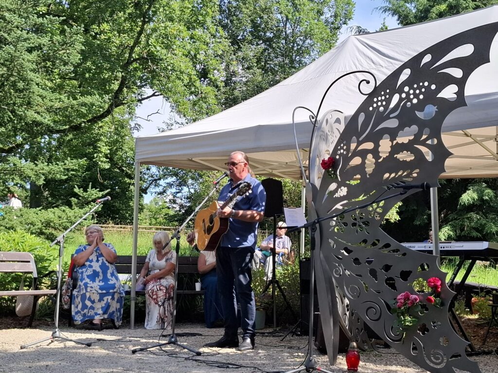 Jānis Žagariņš kādreiz koncertēja kopā ar Mariku Svīķi. Tagad viņš dziesmā izdzied viņas sāpes, kas saglabātas skaudrās dzejas rindās.