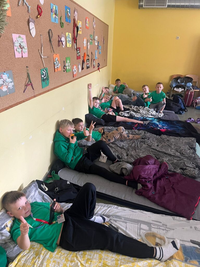 Apes spriganos dalībniekus nevar sajaukt – skaistie, zaļie krekliņi rada piederības sajūtu. Īsts piedzīvojums ir arī atpūta naktsmītnēs.

Autors: FOTO: APES KULTŪRAS CENTRS