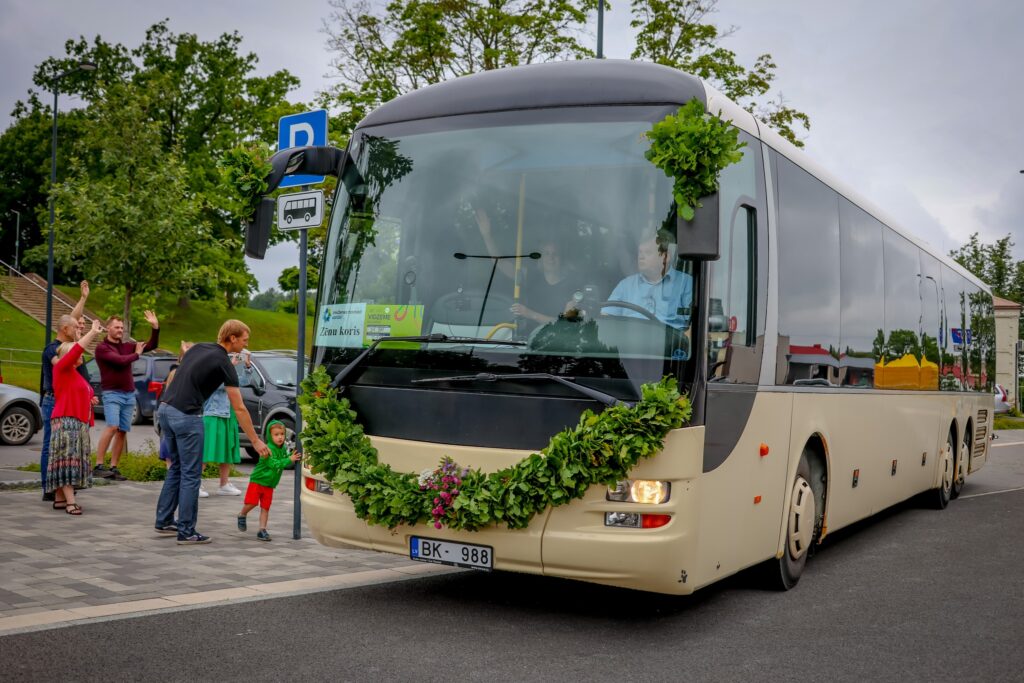 Uz un no mēģinājumiem izvadā atbildīgi šoferi, pirms braukšanas pārliecinās, ka visi pasažieri ir piesprādzējušies. Mēģinājuma norises vietās ir liela kustība, ūdens ņemšanas vietas, iekārtu uzlādes stacijas, ēdinātāji, informācijas stendi, arī svētku suvenīru iegādes vietas. Katram kolektīvam ir sava norāde, ar kuru tas ierodas savā norādītajā vietā un laikā. Mēģinājuma ikdiena ir spraiga, kolektīva vadītājam jābūt ļoti organizētam, lai visu varētu paspēt un izpildīt virsvadītāju prasības.

Autors: FOTO: LĪGA ORLEANA