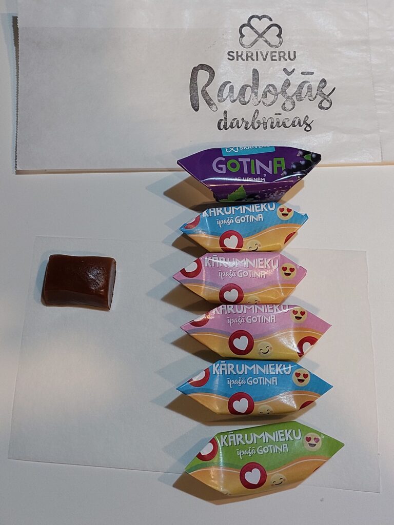 “GOTIŅU” tinēja dienā vidēji satin 80-120 kilogramus konfekšu. Vienā kilogramā ir aptuveni 60 “Gotiņas”.