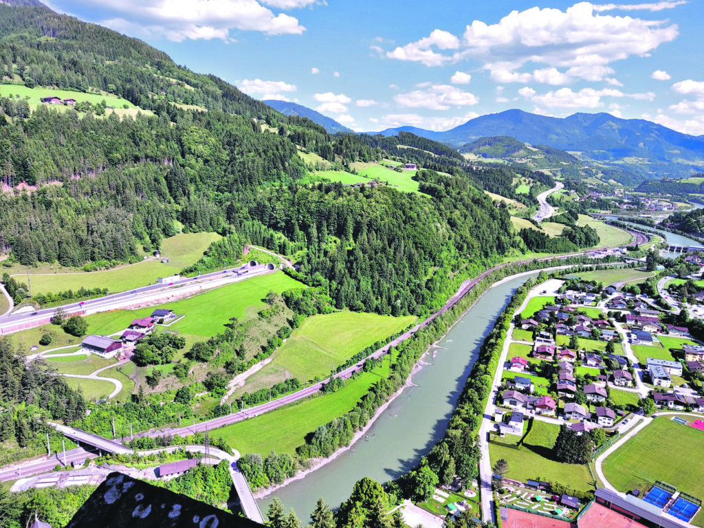 NO TORŅA paveras fantastiski skati uz ieleju!