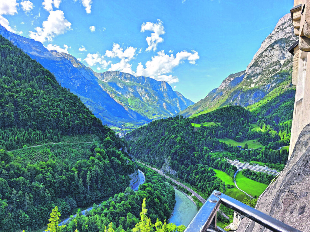 NO TORŅA paveras fantastiski skati uz ieleju!