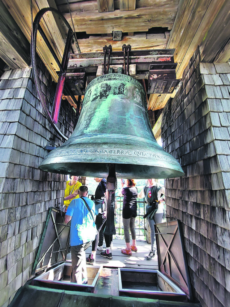VAIRĀK NEKĀ ČETRAS TONNAS smagais zvans ir labi saglabājies un tiek lietots arī mūsdienās.