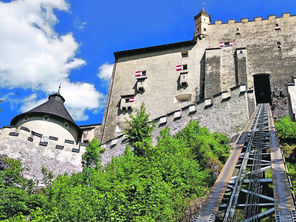 AUGŠĀ cietoksnī var nokļūt ar funikulieri.