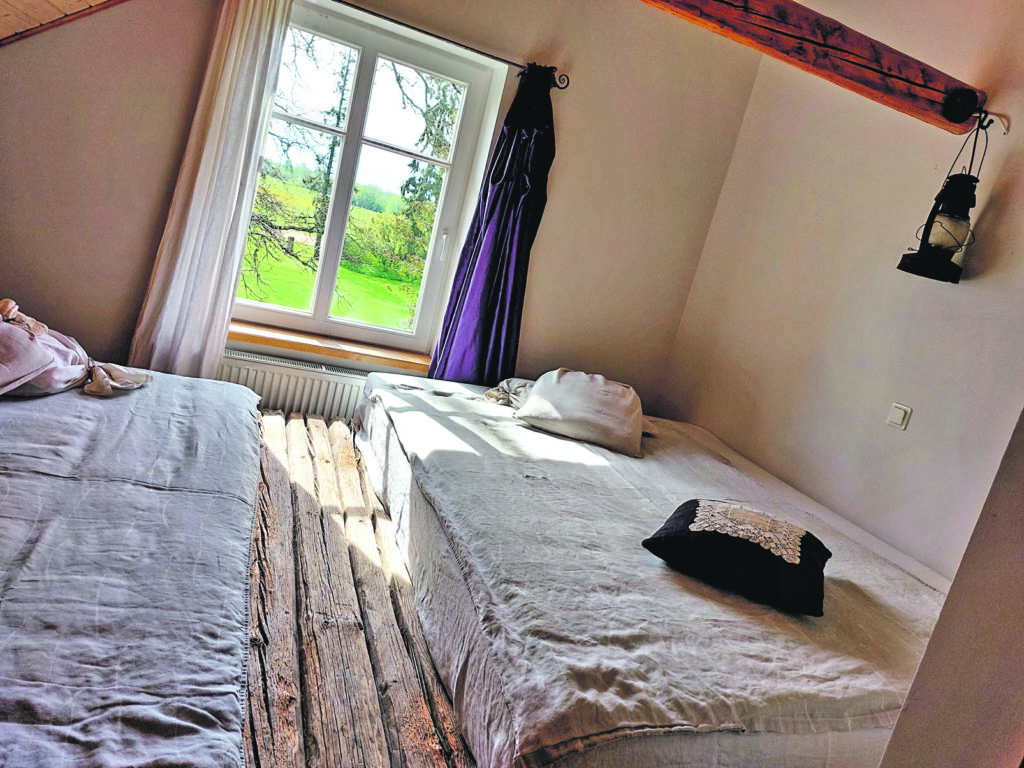 ISTABIŅAS viesiem, kur segas un spilveni ir no tīras aitas vilnas.