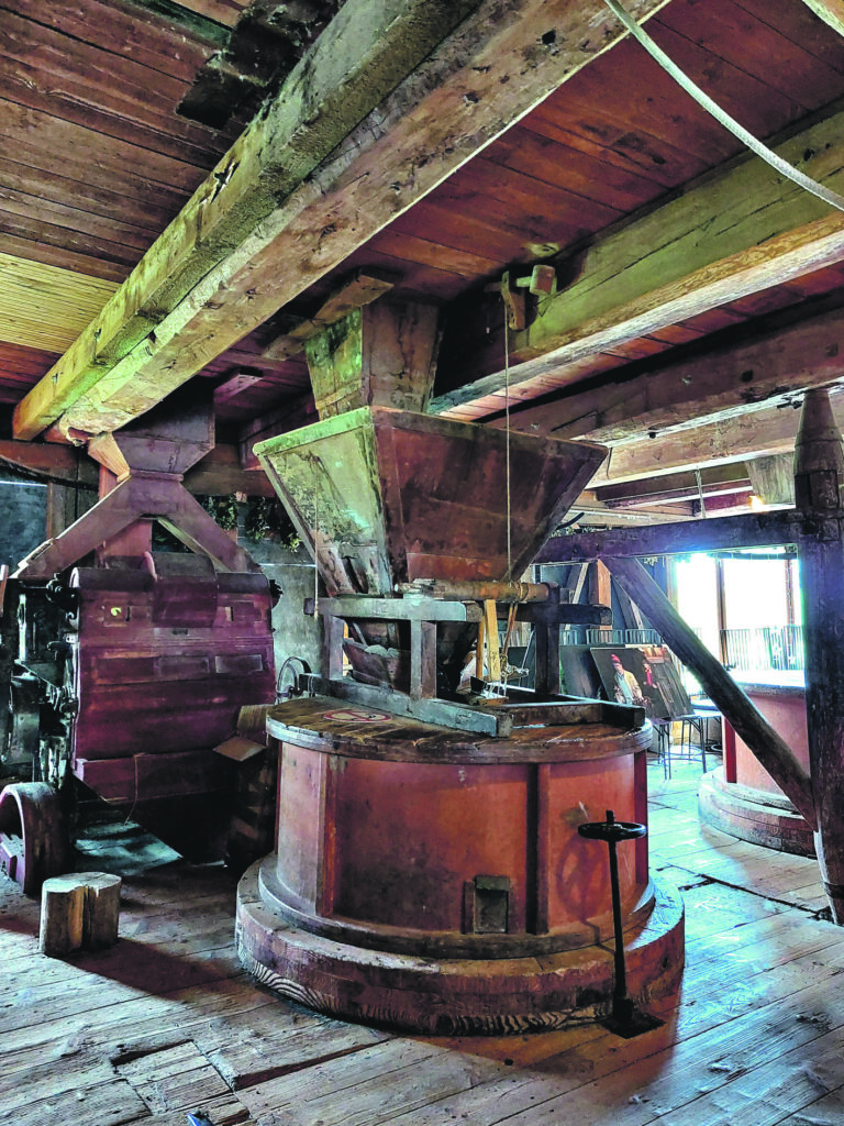 MALTUVĒ apakšējais dzirnakmens sver 300 kilogramus, augšējais vairāk nekā tonnu.