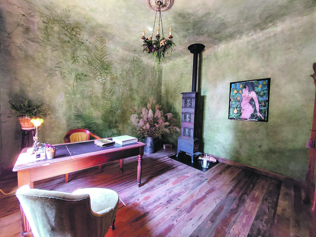 ZAĻĀ ISTABA JEB DEMO ISTABA, lai varētu redzēt, kāda muižai nākotnē būs vizuālā identitāte, ir par 95 procentiem gatava. “Aizkari tikai jāpieliek. Sienas gleznojumus ir veikusi mana dzīvesbiedre māksliniece-dekoratore Aija. Tā mēs to redzam,” saka Andis Pikāns.