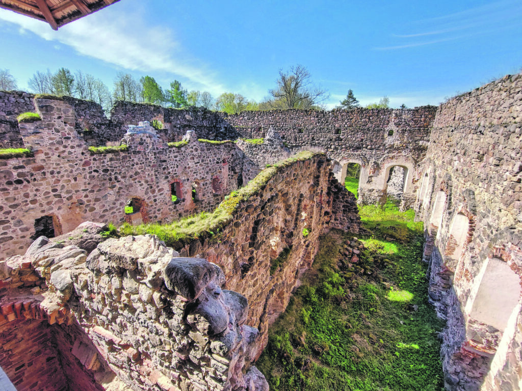 No augšas lūkojoties, var iztēloties, kā agrāk izskatījās pils plānojums.