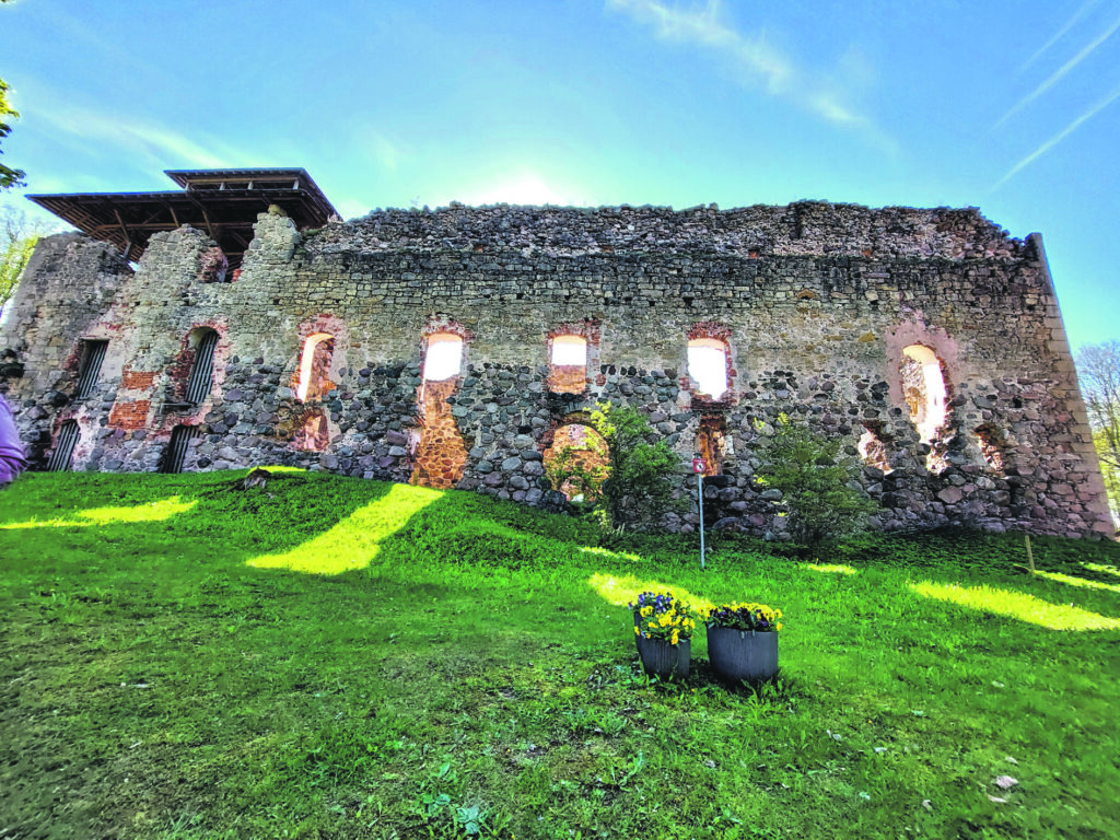 Pilsdrupas no sāniem.