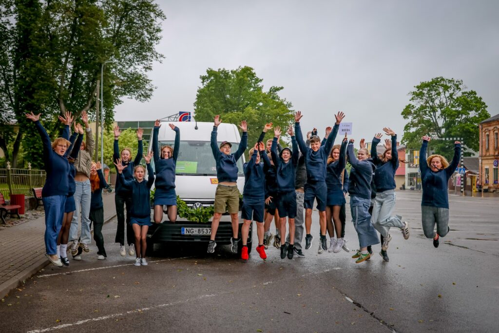 Grundzāles jauniešu deju kolektīva "Rieda" dalībniekiem ir pacilājošs noskaņojums.

Autors: FOTO: SANTA SINKA, SMILTENES NOVADA PAŠVALDĪBA